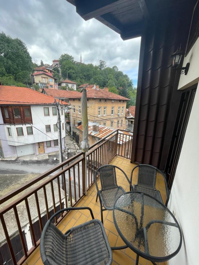 Casa Gialla Free Parking 塞拉耶佛 外观 照片